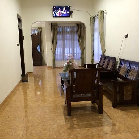 Shakila Guest House Malang Buitenkant foto