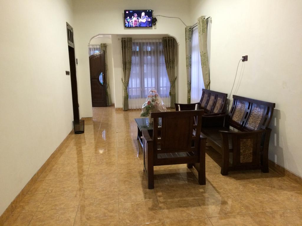 Shakila Guest House Malang Buitenkant foto