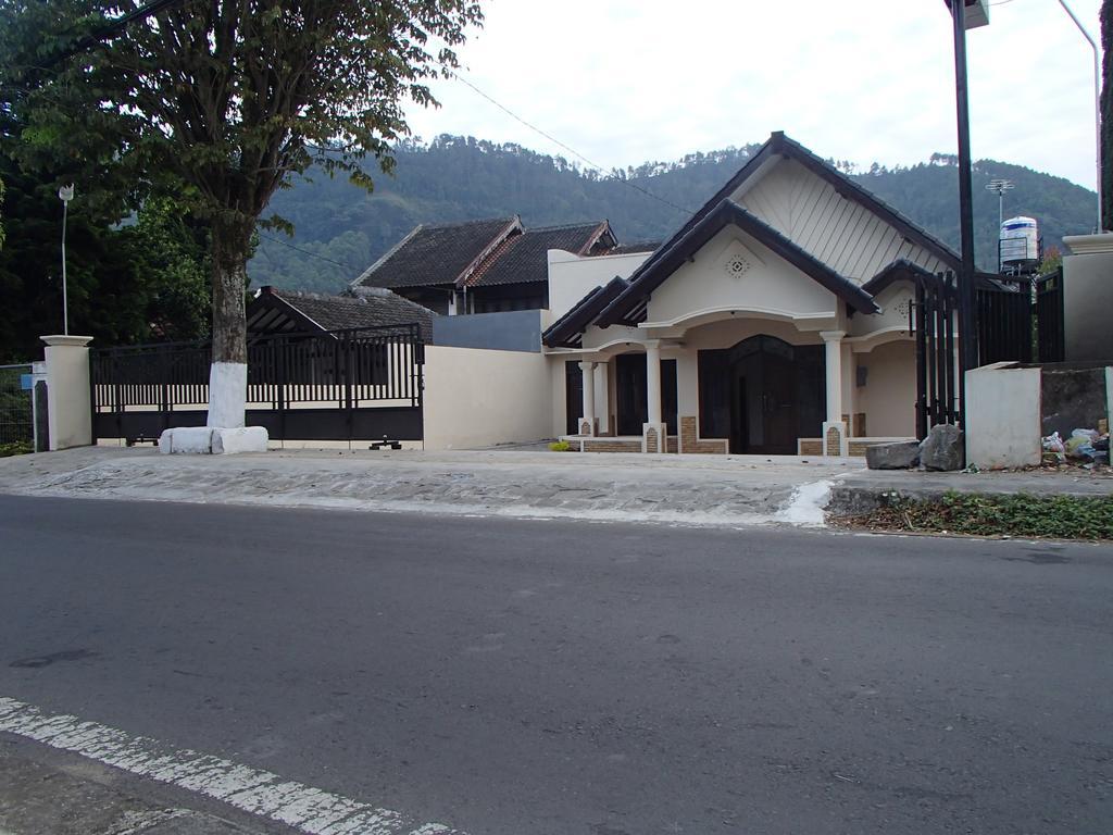 Shakila Guest House Malang Buitenkant foto