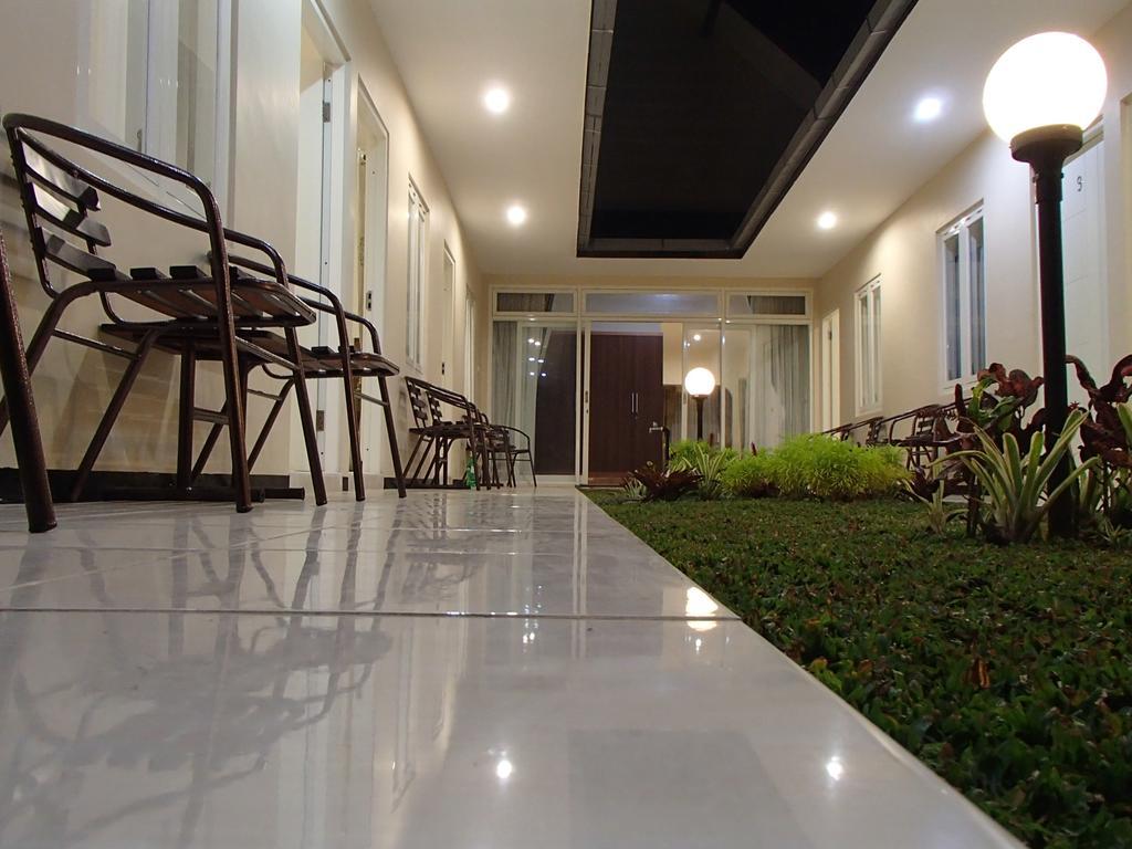 Shakila Guest House Malang Buitenkant foto