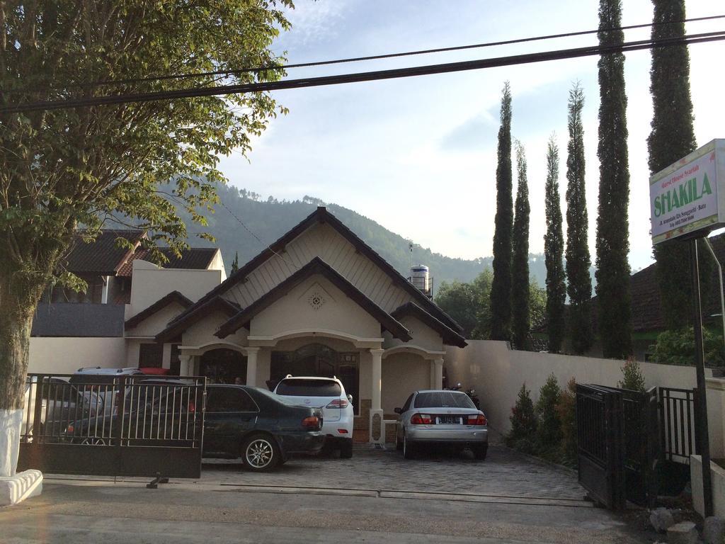 Shakila Guest House Malang Buitenkant foto