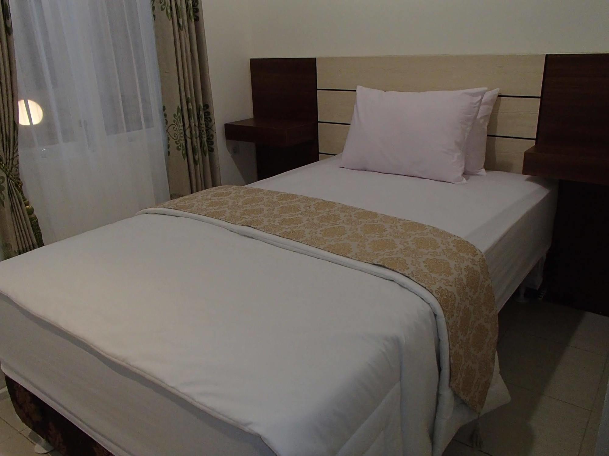 Shakila Guest House Malang Buitenkant foto